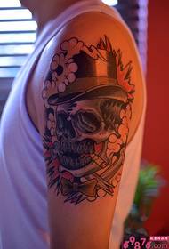 Tatuaje de brazo de flor de cráneo da personalidade