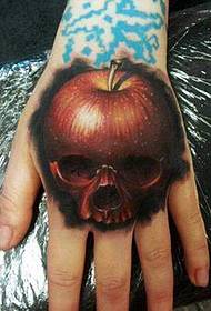 en personlig æbletatovering på bagsiden af hånden