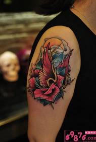 Foto di tatuaggio creativo di fiori che sbocciano al chiaro di luna