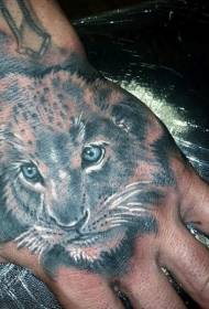 Kézzel vissza a kis oroszlán fej portré színes tetoválás minta