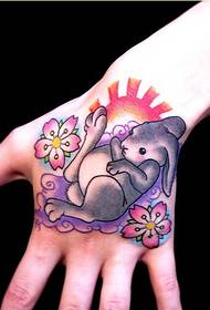 Skaists rokas muguras cute truša tetovējuma modeļa attēla attēls