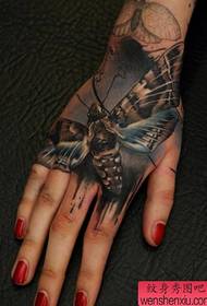 Popularni europski i američki motiv tetovaža moljaka na leđima djevojčica
