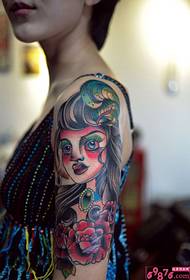 Maschera rosa del tatuaggio del ritratto della ragazza di fiore