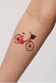 Лепа изгледа слика узорка тетоваже бицикла на руку
