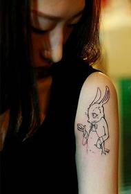 라인 디자인 감각 토끼 문신 사진