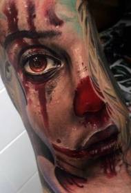 Stile di horrore di culore realisticu modellu di tatuaggi di ritrattu di donna sanguinosa