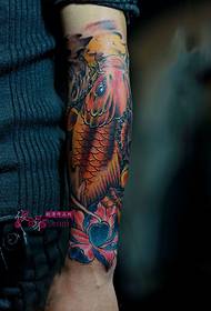 Immagine tradizionale del tatuaggio del braccio del fiore della carpa