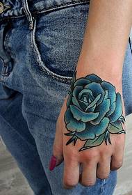 Όμορφη εικόνα χειροποίητο ροζ τατουάζ εικόνα του θηλυκού χεριού