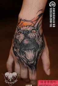 Un modello di tatuaggio testa di gatto molto interessante sul dorso della mano