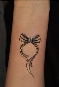 Слика модне лијепе руке мале свјеже лук тетоважа узорак