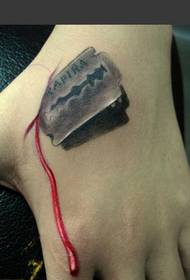 Hand tattoo tijger mondblad tattoo foto