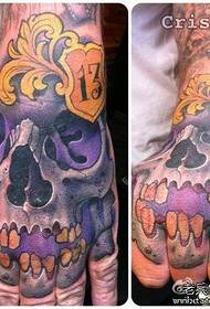Ročno izbran čeden barvit vzorec tetovaže lobanje