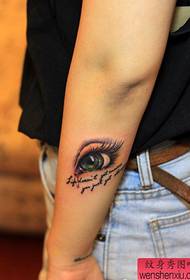 Tatuointinäytön kuva suositteli käsivarren silmän kirjekarttatatuointikuviota