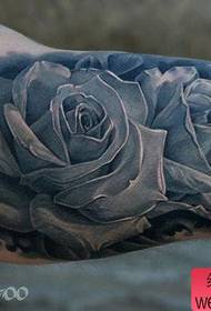 Klasyczny tatuaż różany w kolorze europejskim i amerykańskim na wewnętrznej stronie ramienia