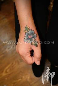 Håndfarvet blomster tatoveringsmønster