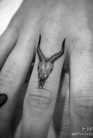 модел на татуировка на пръста