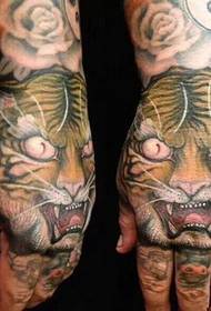 El tatuaje de mano más llamativo