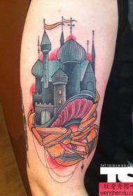 un tatuaggio creativo del castello nella mano