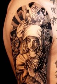 Un modello di tatuaggio rosa suora colomba bianca suora armata