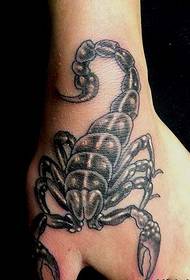 ʻO ke kiʻi o nā ʻelehe scorpion tattoo black nui e hana ana ma ka waha o tiger