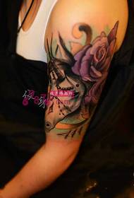 Creatieve kleur bloem arm paard tattoo foto