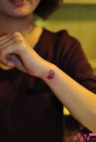 Image de tatouage frais coeur brisé au poignet rouge