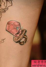 Tatueringsshow, rekommenderar ett superman-bröstvårtatatueringsmönster