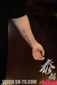 Mano con un modello di tatuaggio lettera inglese