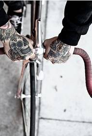 Gambar tengkorak tato pembalap sepeda asing