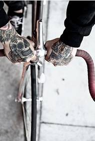 Immagine di tatuaggio teschio mano ciclista straniero