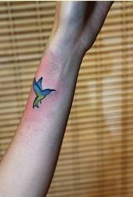 Maschera femminile del tatuaggio del colibrì di modo del polso