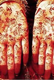 Mano piena di immagini di tatuaggi religiosi statua di Buddha