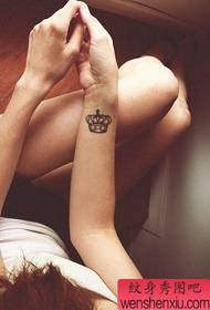 Nő csukló korona tetoválás működik a tetoválás
