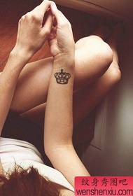 Il tatuaggio della corona da polso da donna funziona con i tatuaggi