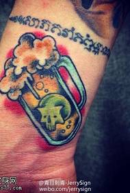 Tatuaggio da boccale di birra con tromba da polso