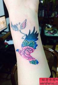 Gadis kecil lengan burung naik pola tato