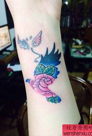 Modello di tatuaggio da ragazza rosa braccio piccolo uccello
