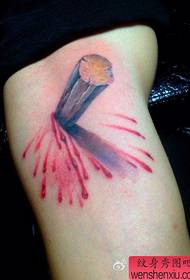 Un popolare tatuaggio di paletto alternativo all'interno del braccio