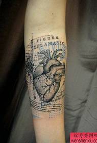 Modeli i tatuazhit për zemrën me stil special për dorën 84316 @ Trego tatuazh, rekomandoni një model tatuazhi në shkollë dore