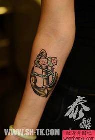 Meisje arm populaire kleine anker tattoo patroon