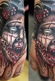 Tatuaggio posteriore terrorista dal gusto pesante