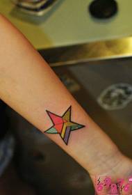 Colore picculu stella di tatuu di polso in stella