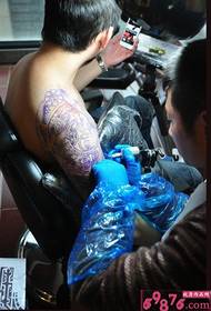 Mann halv totem tatovering scene bilde