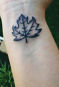Delo za tetovažo ženskega zapestja z javorjevim listom deli tatoo show