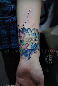 Moters riešo spalvos lotoso tatuiruotės darbas