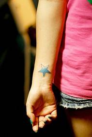 Obraz świeżego niebieskiego małego tatuażu na nadgarstku