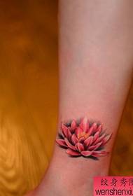 wzór tatuażu lotosowego dla kobiety w kolorze nadgarstka