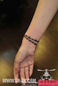 Djevojke zapešćaju mali i popularni uzorak tetovaže narukvice
