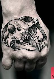 Rokas personības melns pelēks tetovējums