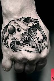 Modello di tatuaggio grigio nero di personalità della mano